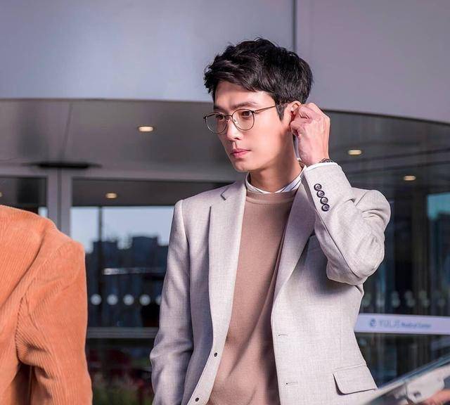 184cm身高的郑敬淏居然只有74kg,纤细高挺的衣架子穿上西装,贵气十足!