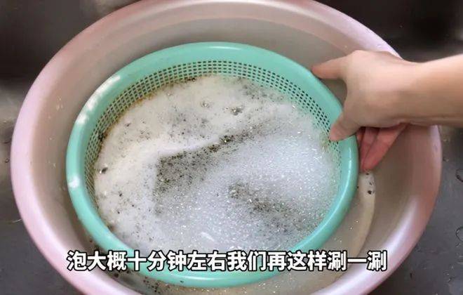 厨房的菜篮子脏兮兮孔洞难清洗学会这1招立马干净如新快看看