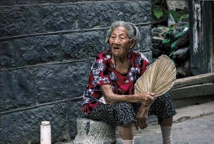 83岁老太杀死46岁智力障碍的儿子,2017年被抓后说:我养不动了_黄娟_孩