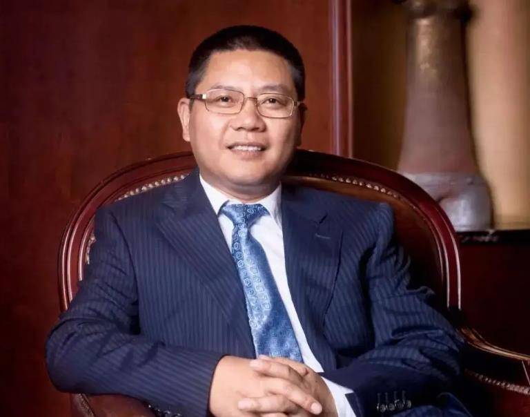 人们想不明白,为什么一个大集团的董事长,要跑到工地,最后甚至拜了一