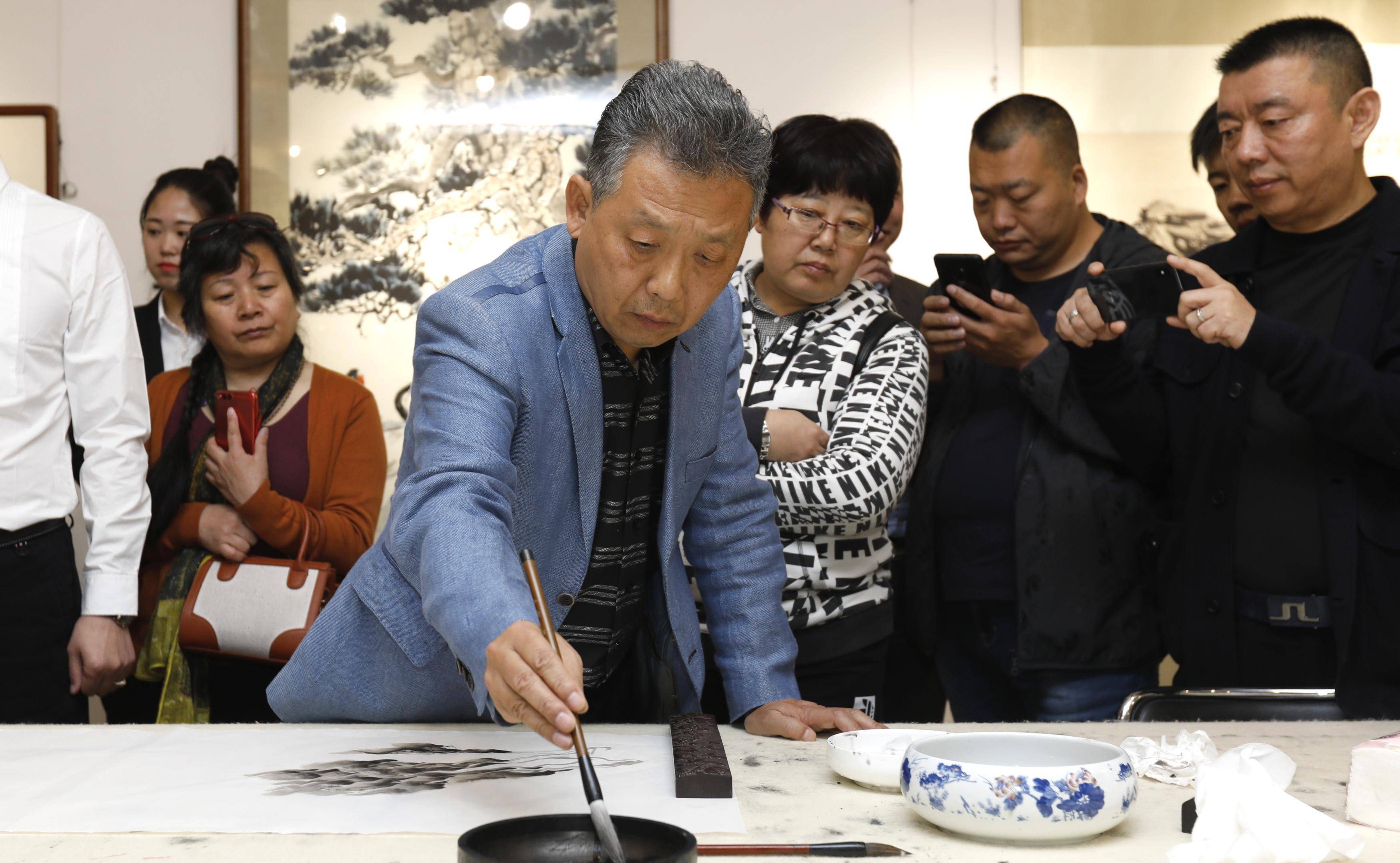 原创画家吴欢曾公开质问张少华对母亲新凤霞的冲击也力挺过郭德纲