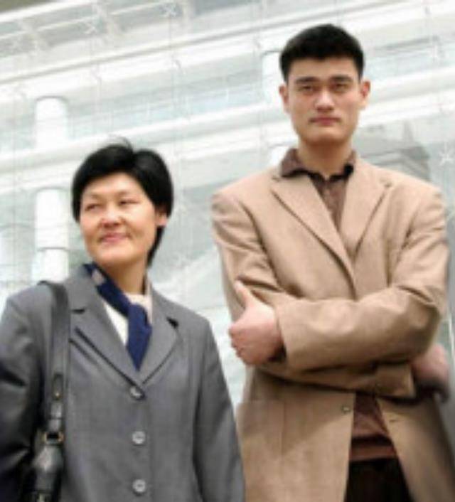姚明母亲原来是她曾是女篮队长30岁因伤退役和孙女定居美国