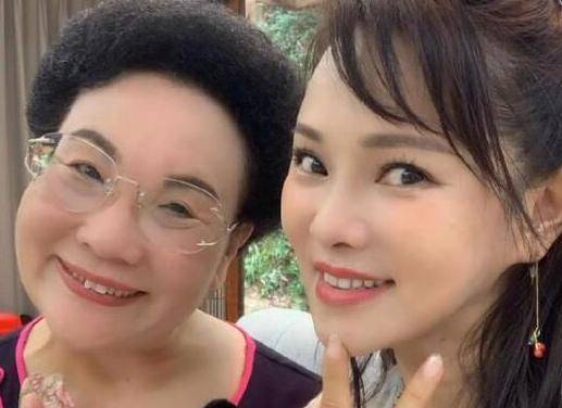 原创秦昊妈妈向亲戚吐槽小静管不住我玩手机扭头看到伊能静就秒怂