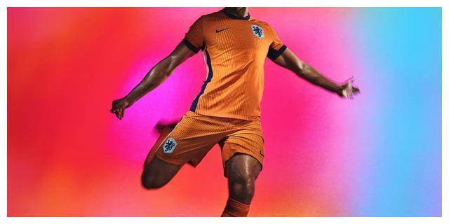 罗纳德-科曼表示"能够以这款主场球衣开始荷兰足球的新篇章是一种荣誉