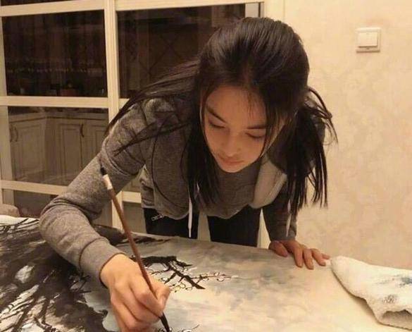 对张馨予的评价是很好的,在参加某综艺节目时,王钧赫就表示张馨予这个