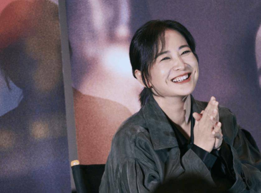 41岁贾玲生图太真实,大笑时皱纹又深又多,比减肥前显老很多