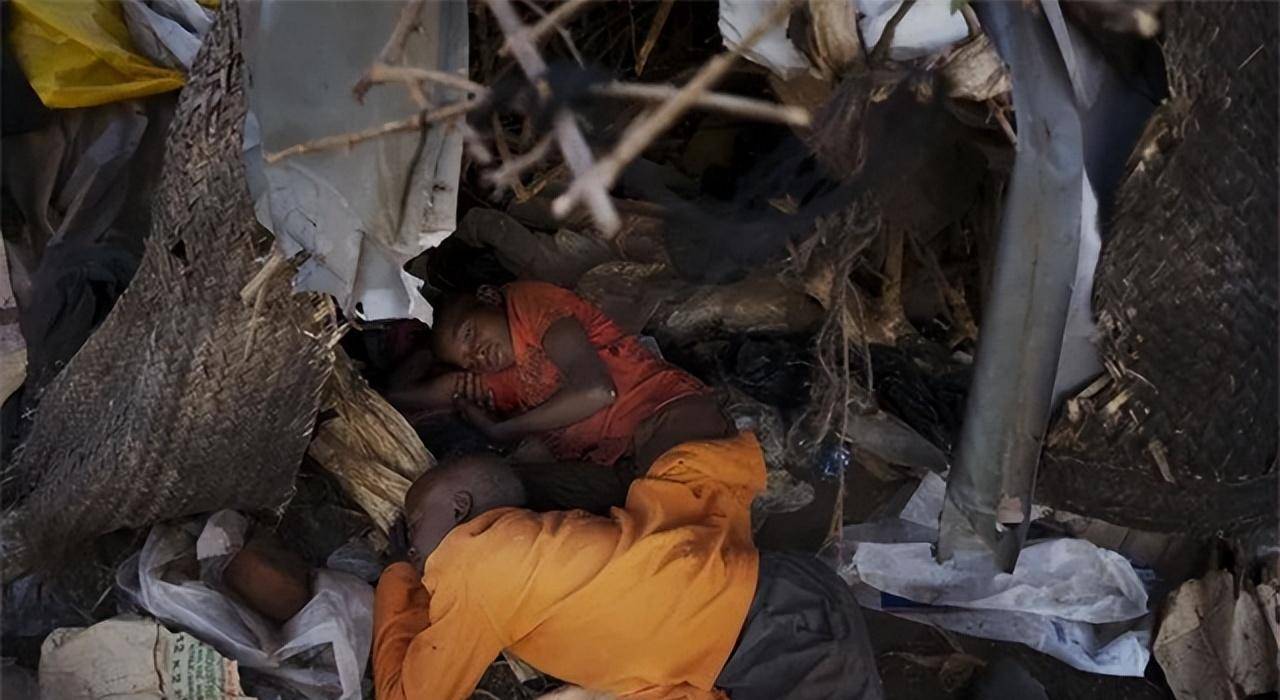 原创末日之城非洲肯尼亚靠吸食胶水续命航天燃油也能嗨上天