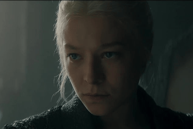 首先亮相的是名为"黑队"的预告片,这部预告片聚焦在瑞妮拉(由艾玛