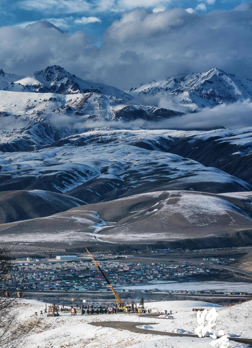很多比如雪山,荒原的场景导演组都是真实地去到取景地拍摄,而《将夜2