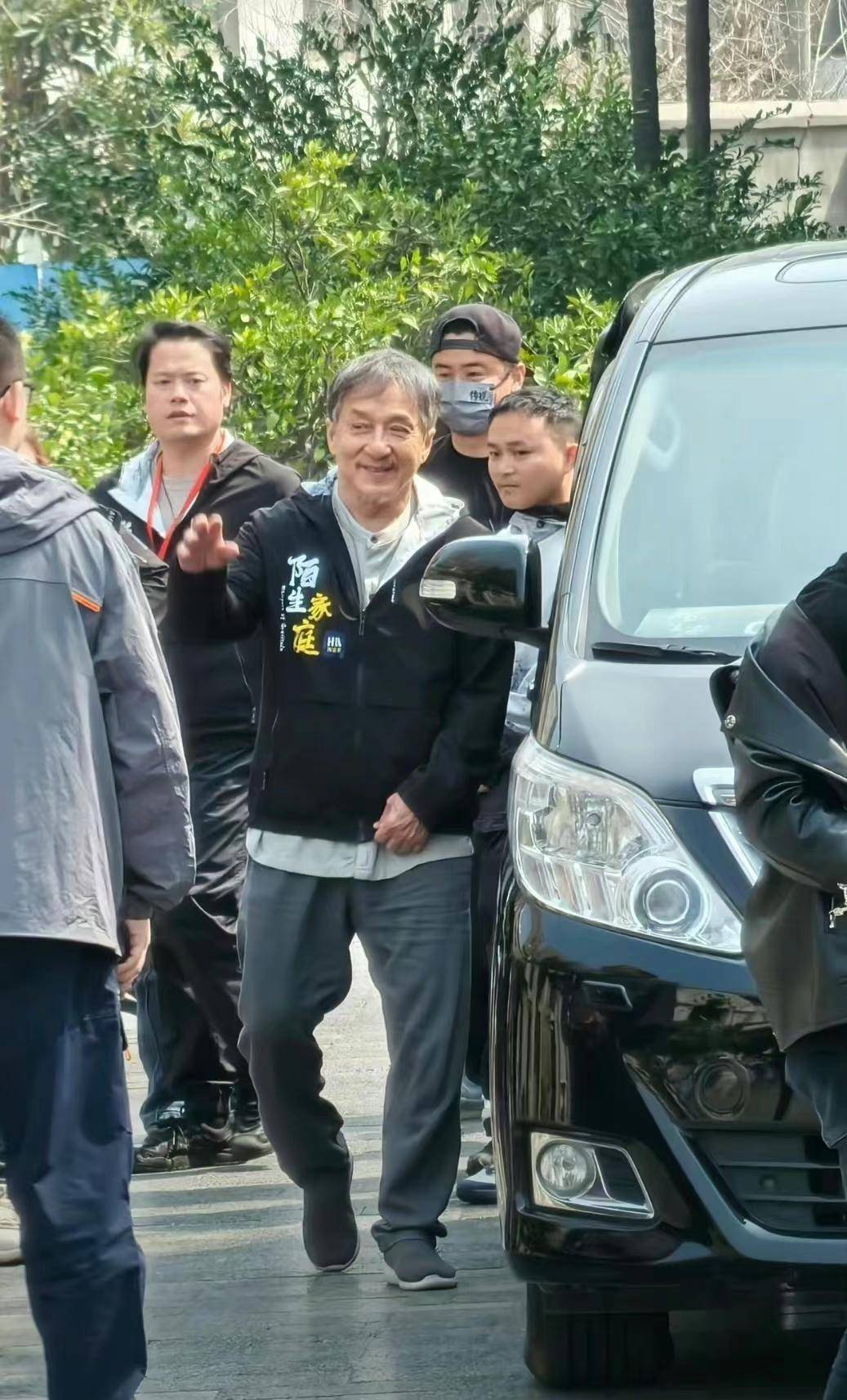 原创成龙近况惹争议洪金宝力挺霸气护友质疑老态者何曾体验衰老