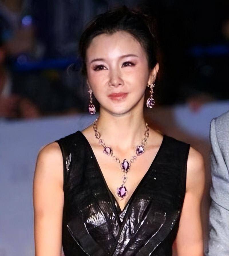 邵音音邵音音五官端正,身材时尚,浓密的眉毛,白皙的肌肤,被称为"中国