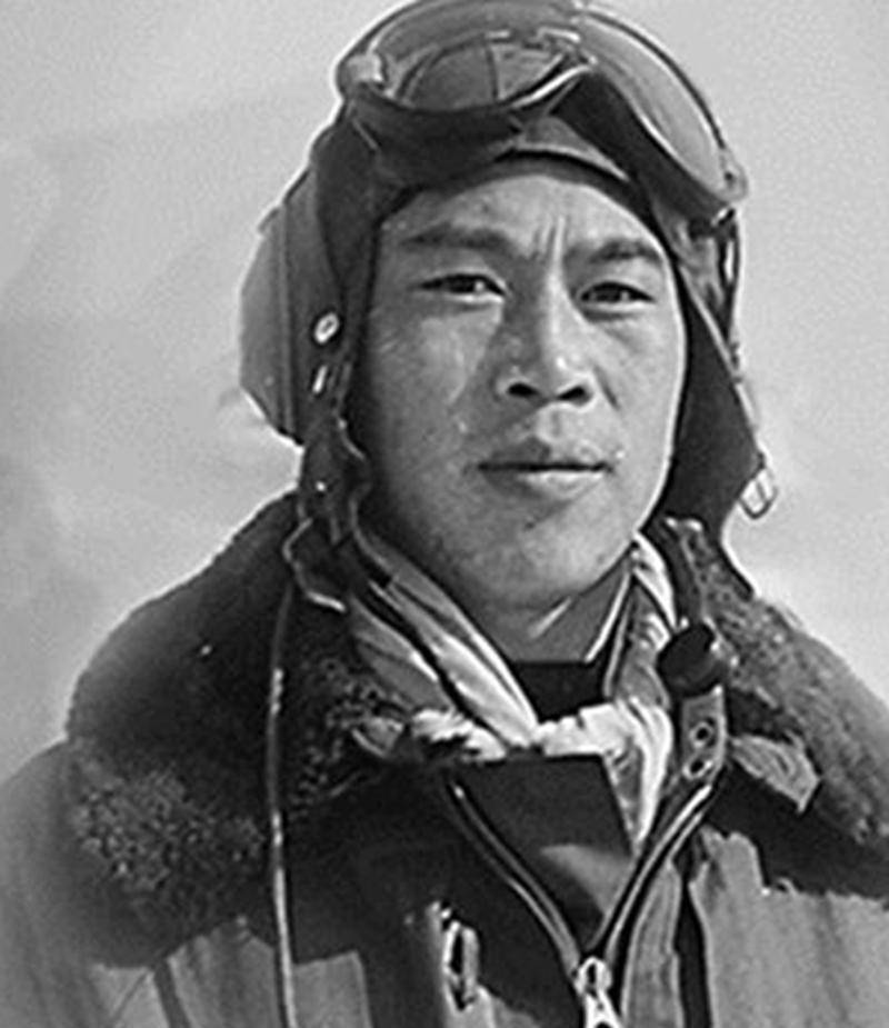 他曾参加抗美援朝是空军第一个一等功臣回国后担任副师长