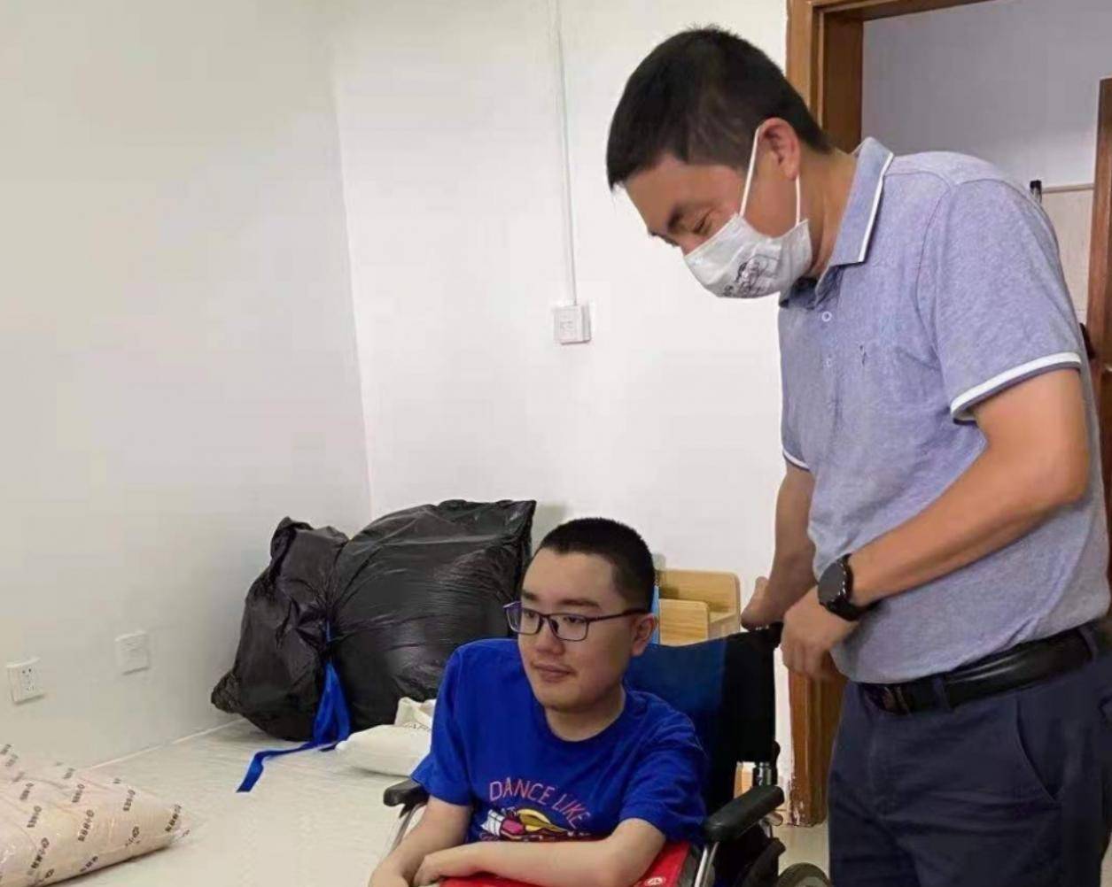 18公斤,考上名校靠的是坚持不懈,更要感谢父母_邢益凡_刑益凡_小孩子