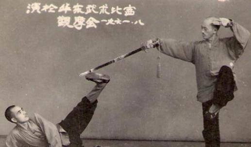 原创海灯法师凭二指禅倒立扬名87岁圆寂为何少林寺无人追悼