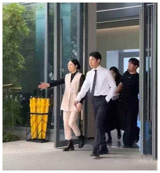 撒贝宁再度惊艳广东现身生图路人帅气风采展现魅力无限
