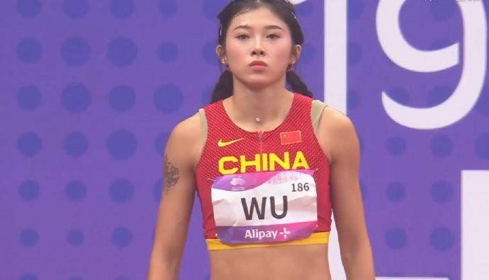 她的肚脐穿钉,虽然在田径赛场上并不常见,但却展现了她敢于不同的勇气