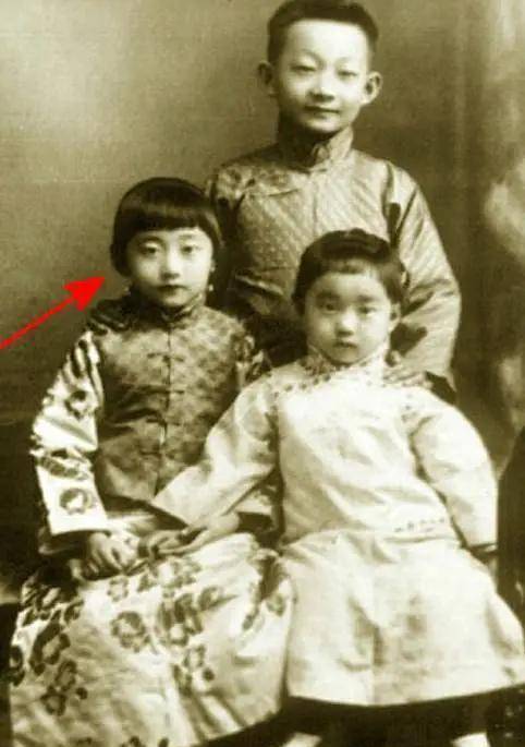 原创王敏彤爱上姐夫溥仪一生未嫁03年在养老院吃饺子被噎死