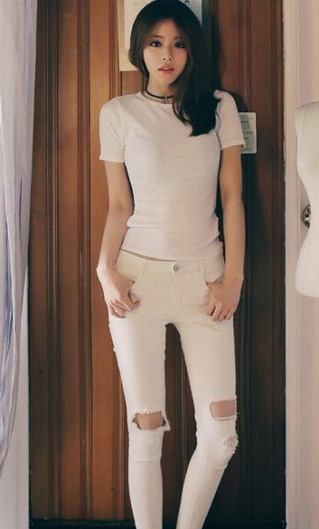 五官精致的牛仔裤美女,展现曼妙身影,回头率百分百!_感觉_时尚_身材