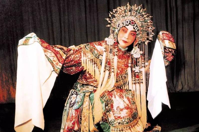 原创梅兰芳到底多有钱出场费10根金条50年底月薪2100是什么概念