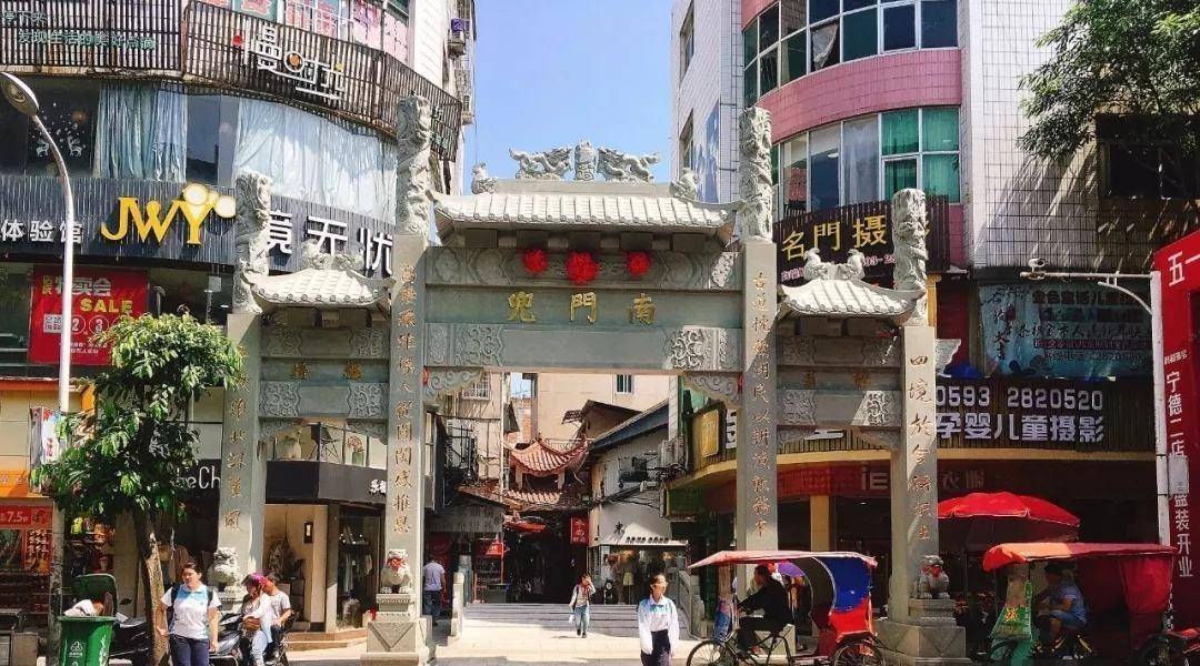 顺着三都澳的潮水,经战场溪,从南门进入宁德,就是老街的范围.