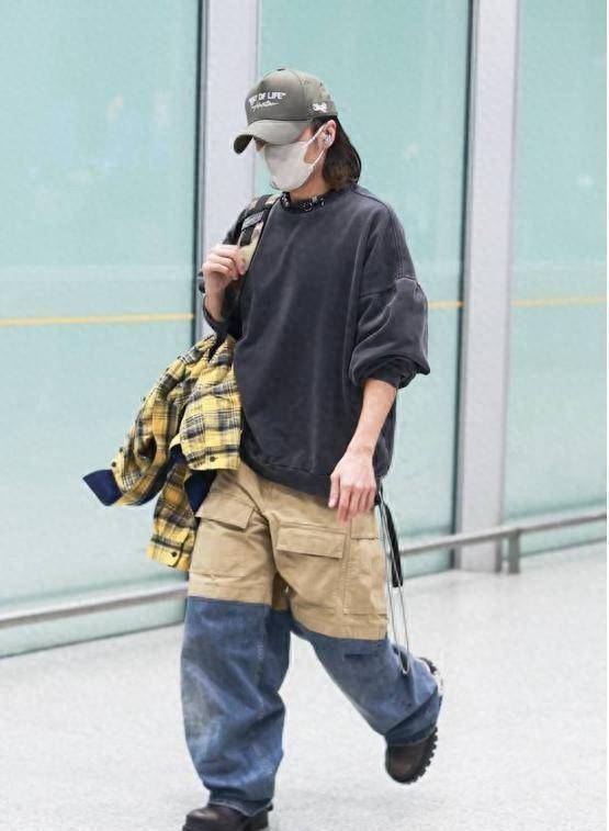谢霆锋独自低调现身机场,造型引热议!_感觉_哥哥_墨镜