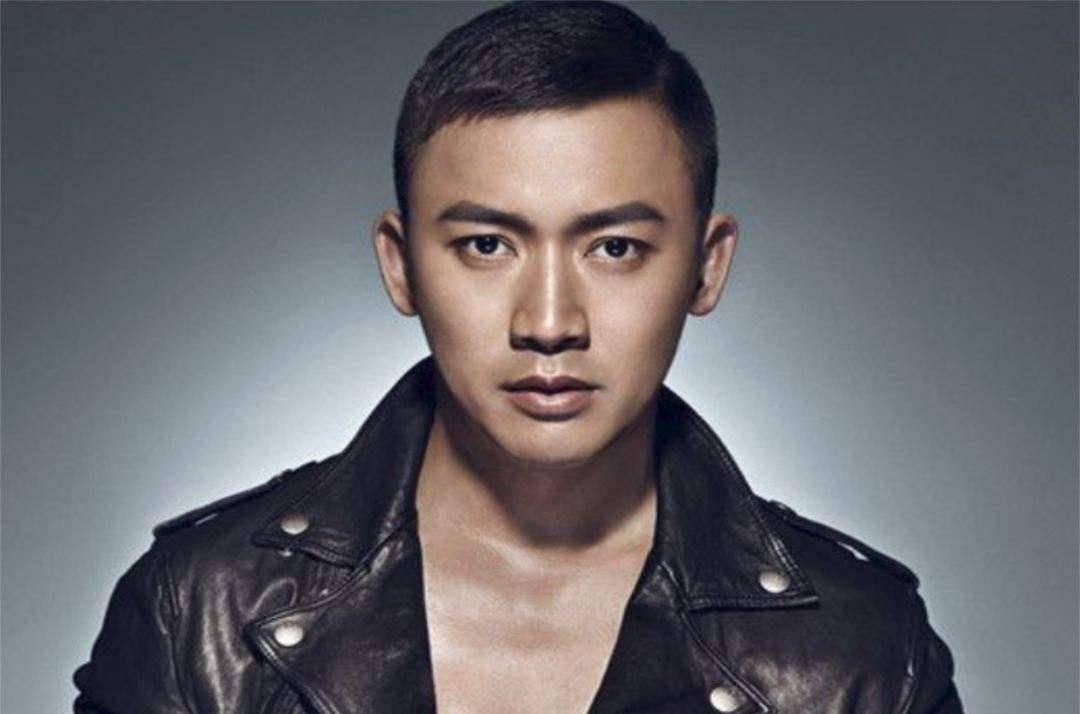 结果左等右等,网约车就是没到.邱启明便让出租车司机载着自己.