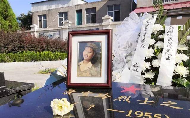 原创90多岁老人佝偻着身子在一位女烈士墓前一待就是一整天他是谁