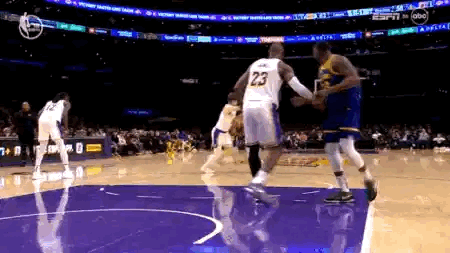 原创球场争议再现博主炮轰espn解说员对格林推詹姆斯事情的双重标准