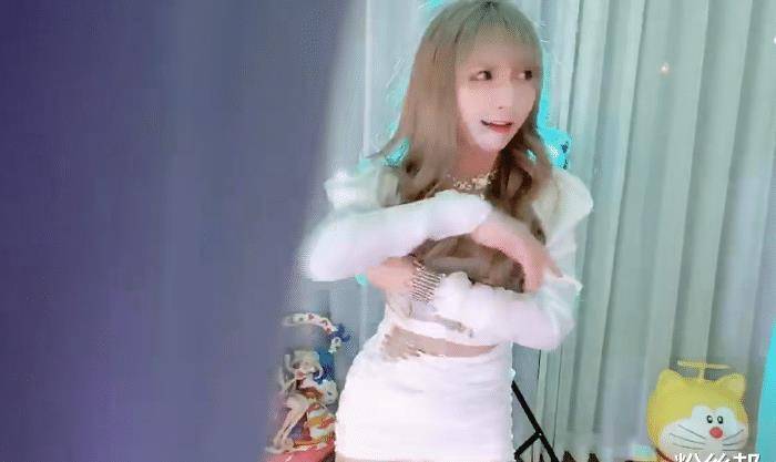 原创斗鱼米娜出镜频繁出事故展露后衣服又被撑破粉丝太会整活儿