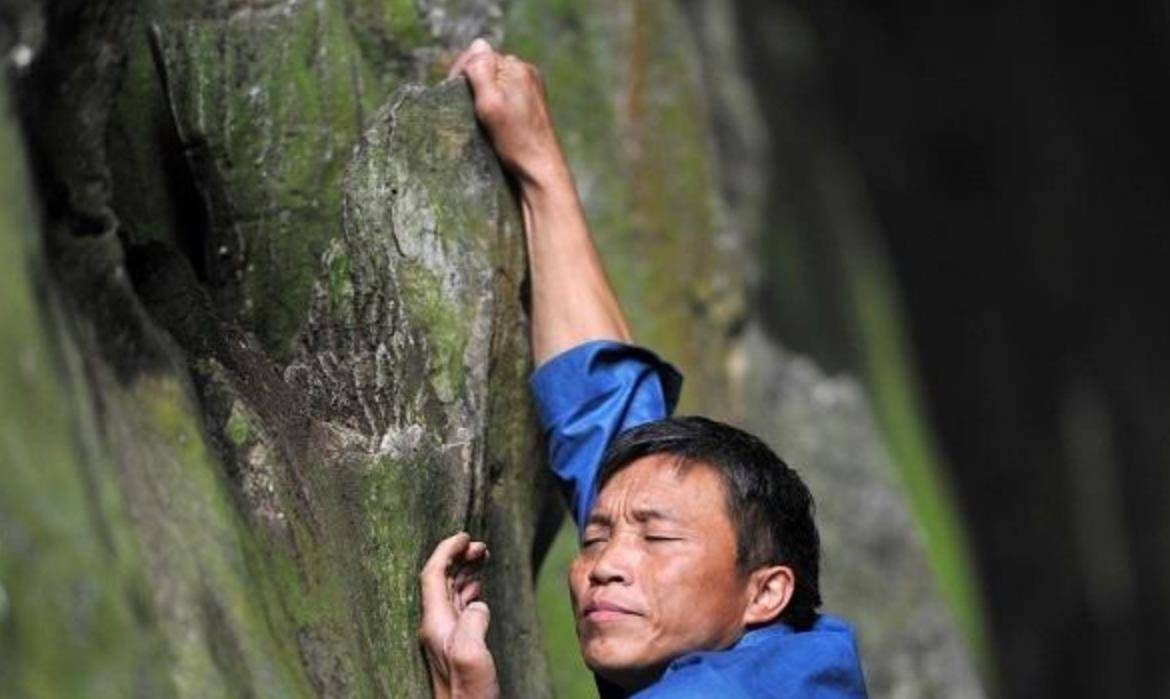 黄宝的双手又厚又大,手指关节呈现出自然的弯曲形态,双手遍布老茧和