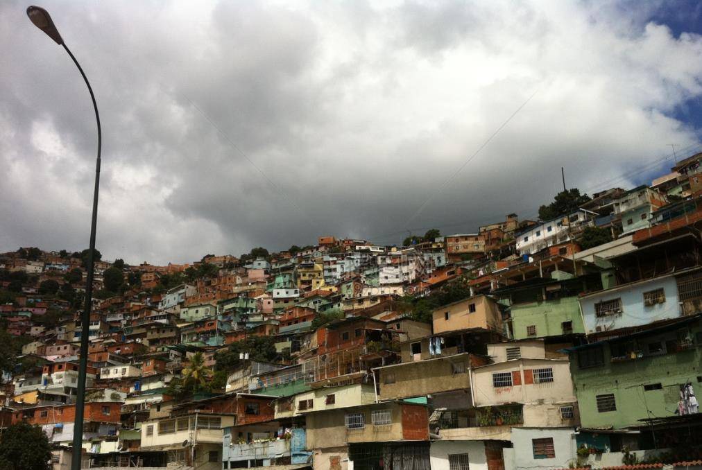 原创一瓶水卖800万钱掉地上无人捡委内瑞拉人人都是亿万富翁