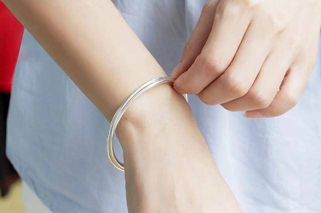 原创女性长期戴银手镯身体最后怎么样了呢或许多数人还不清楚