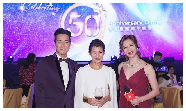 罗康瑞夫妇盛宴朱玲玲翠绿优雅罗宝瑜神情冷漠