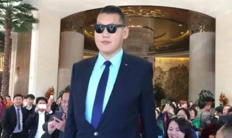 原创亚洲第一巨人张欢身高238米19岁退役曾与女星网红传绯闻