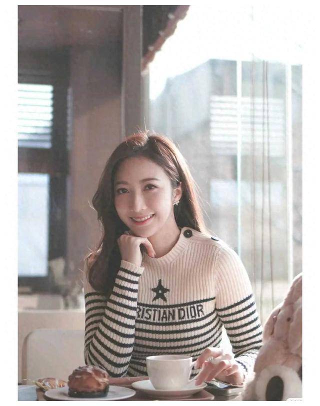 何依婷尽显优雅魅力最新近照曝光悠然自得乐在当下