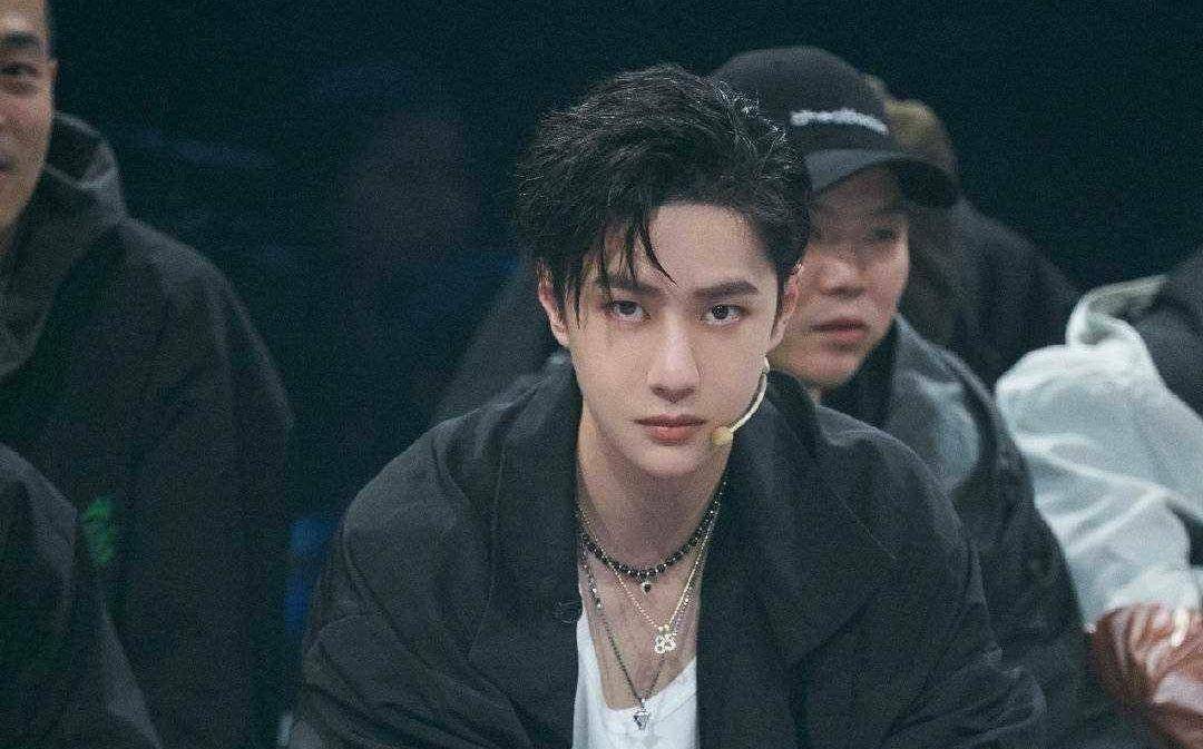 原创王一博动漫摔之后还有抿嘴系列不允许摩托姐姐没看过