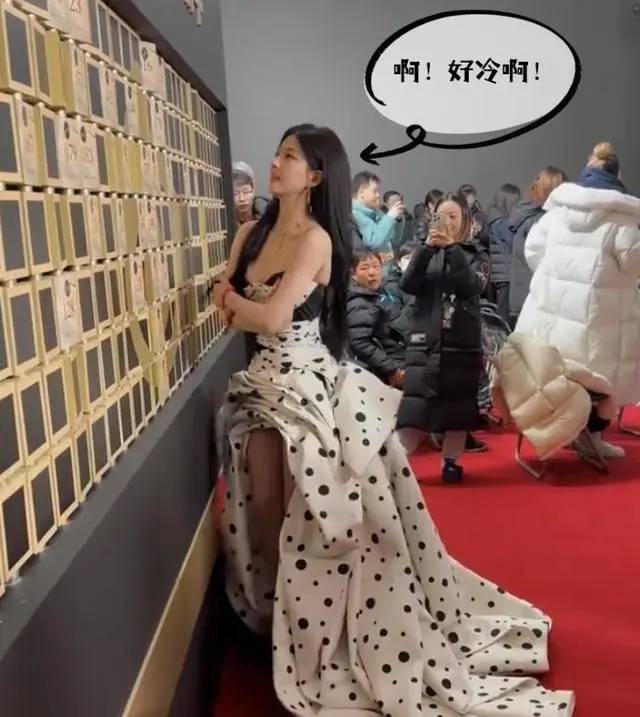 杨幂,赵露思红毯冷得打哆嗦,网友:幂姐,下次咱穿个秋裤_礼服_风景线