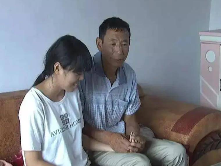 原创2016年葫芦岛云朵女孩为凑治疗费7幅画拍出458万天价