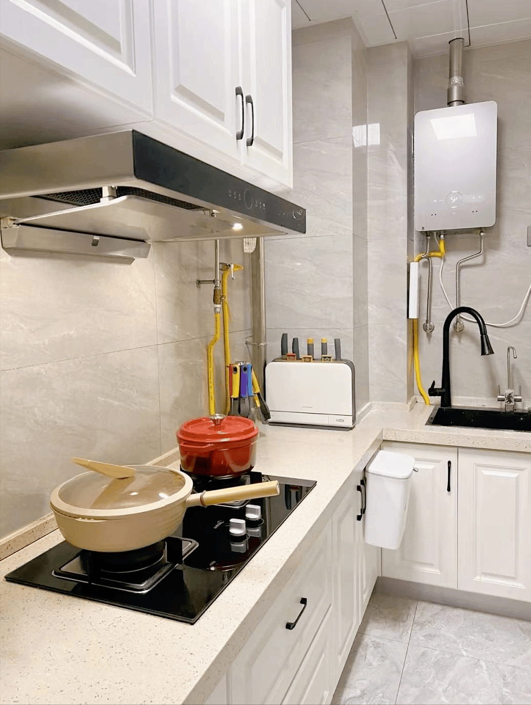 灰白色调的厨房简洁又大气,l型橱柜顺应洗切炒流程布局,操作灵活创 