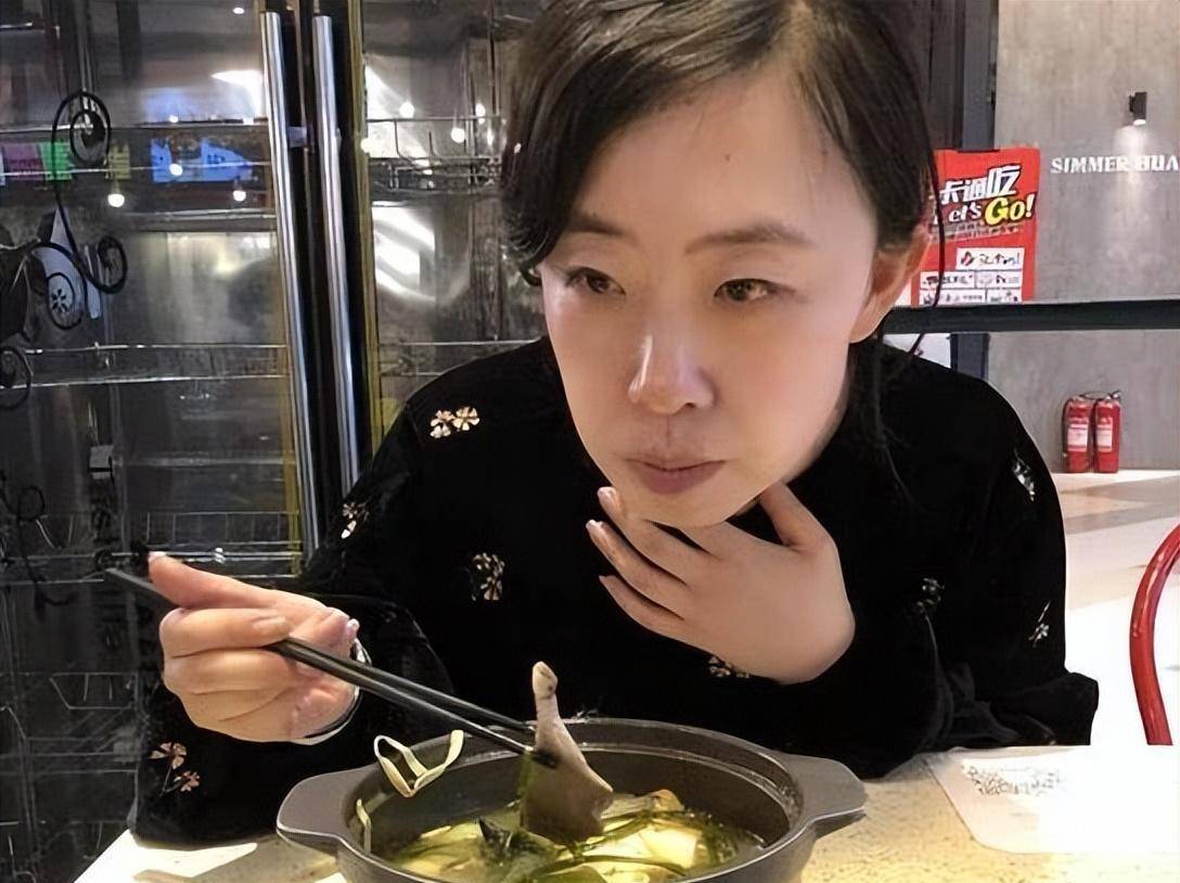 父亲被逼跳海15年后,只愿嫁给刘德华的追星女子,现在结婚了吗_杨丽娟