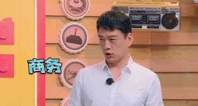王耀庆穿短裤上节目,被众人吐槽裤子太短,只有胡军说出观众的心声