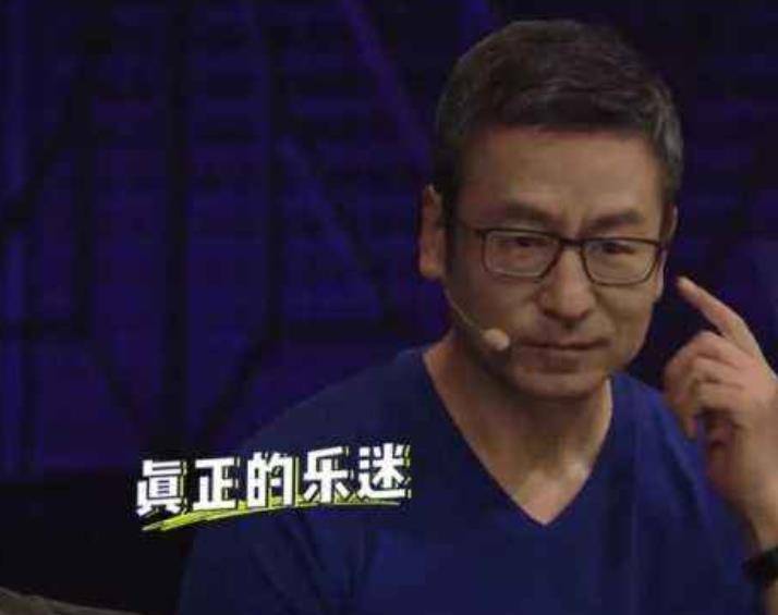原创天秀白岩松主持只是兼职音乐才是主业足球踢得也还行