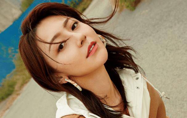 原创长相清新单纯的黄梦莹凭借着个人努力最终走向成功