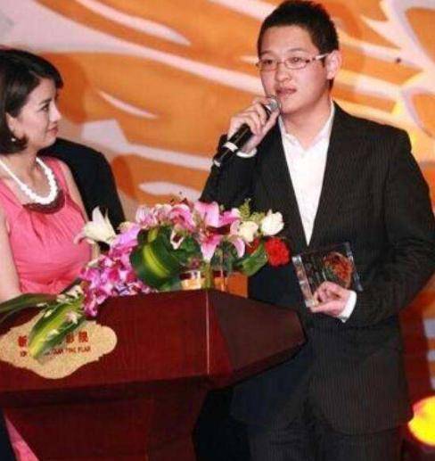 当年傅彪去世后冯小刚帮还债被葛优养大的儿子今过得咋样