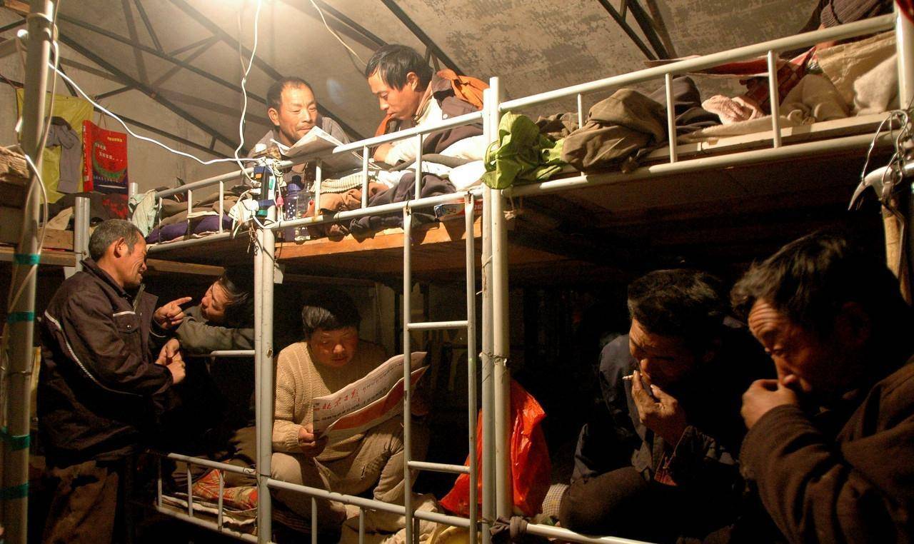 原创城市农民工工棚不求住好吃好只要能遮风挡雨就非常满足了