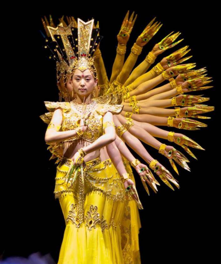 原创袖珍美人黄韵伊初中辍学北上打工供弟弟上大学如今年入百万