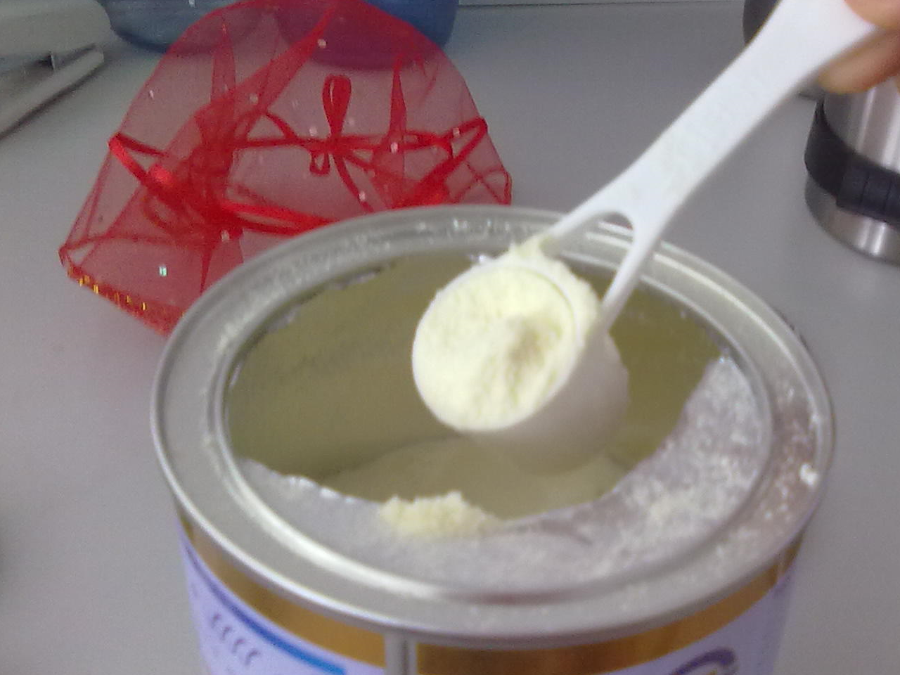 原创泡牛奶时该先放奶粉还是先放水有人做错了难怪有小颗粒