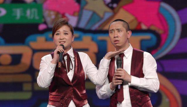 另外,当时贾玲的搭档王彤,后来拜郭德纲为师了,冠军扣了季军的门,更