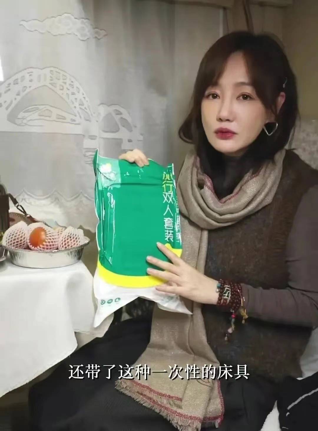 45岁薛佳凝素颜跟友人聚餐仍跟哈妹一样甜美