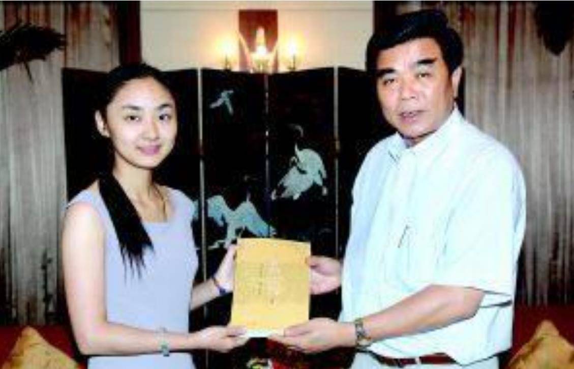 原创慈善家丛飞病逝后妻子因3个少年恶作剧丧命5岁女儿成孤儿